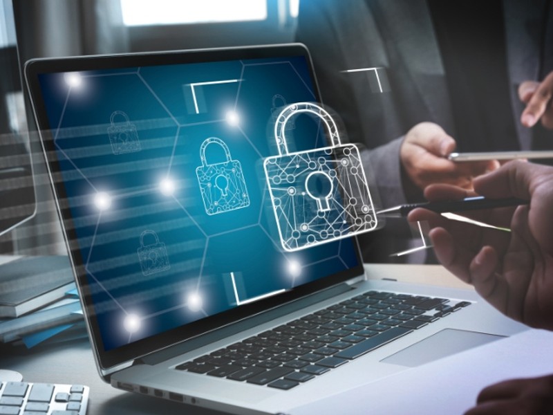 Gia đình sử dụng máy tính với phần mềm kiểm soát của phụ huynh